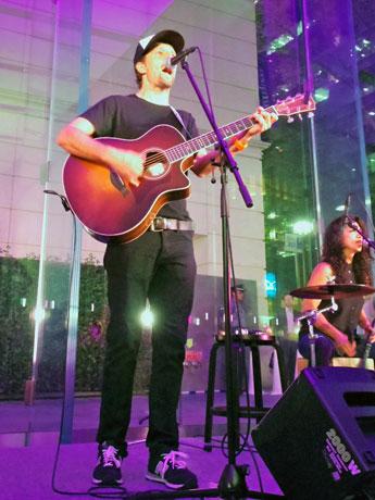 2014年来日時に表参道のアップルストアでミニライブを行ったジェイソン・ムラーズさん
