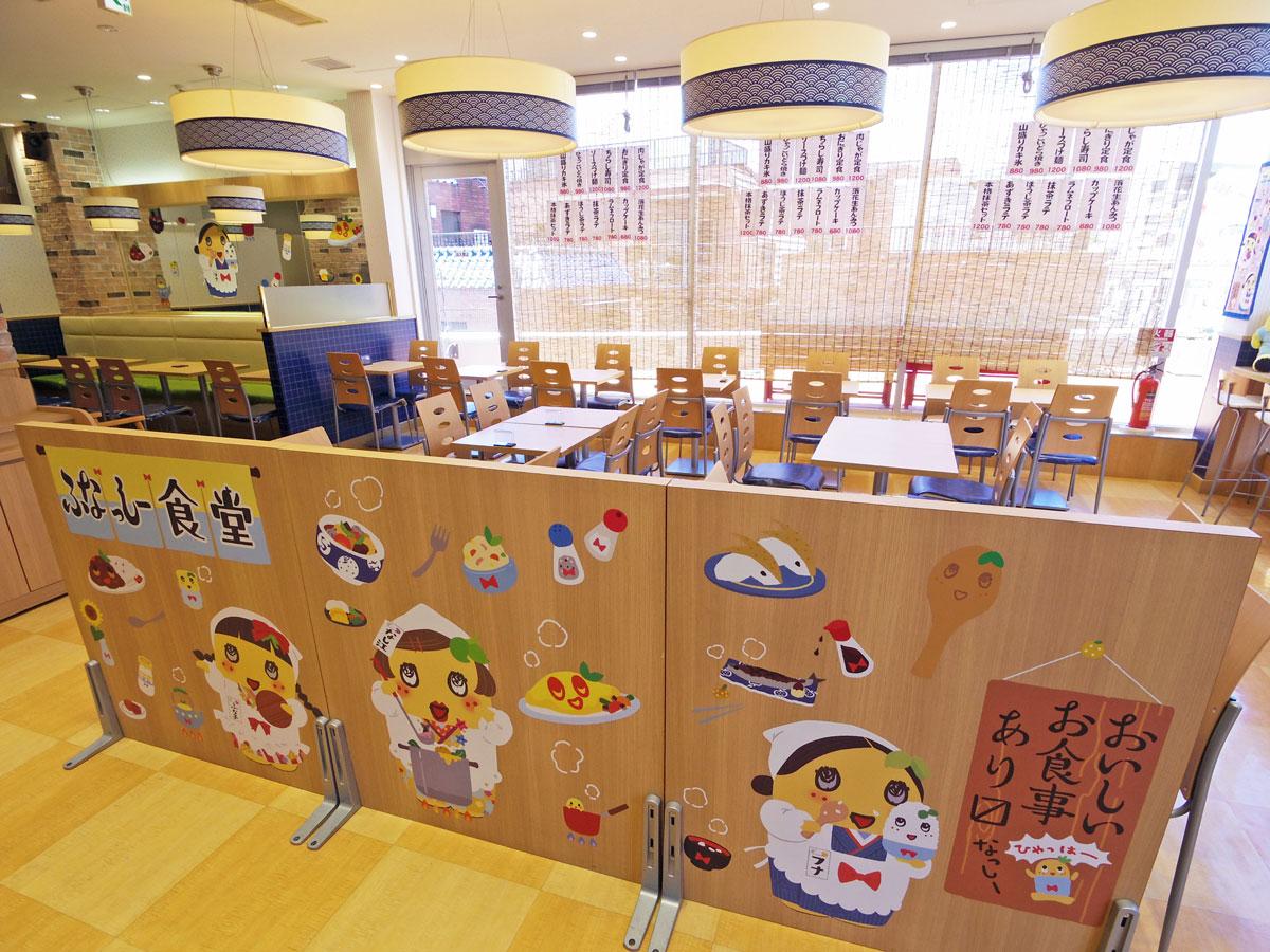 和をイメージした装飾の店内