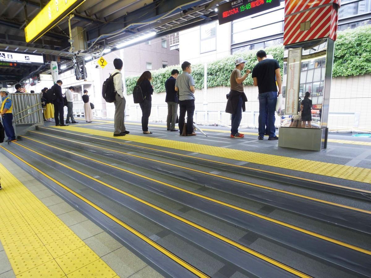 JR渋谷駅埼京線・湘南新宿ラインホームの様子。下りホーム（写真左）と上りホーム（右）には最大1メートル10センチの段差ができている