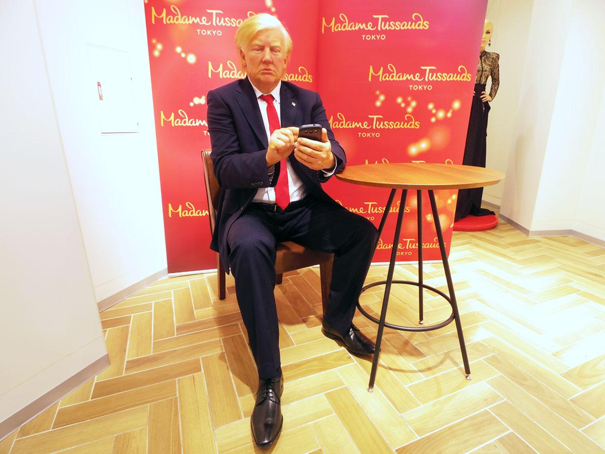 スマートフォンを操作している姿のドナルド・トランプ米大統領フィギュア