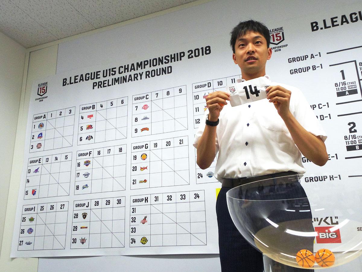 組み合わせ抽選会に出席したSR渋谷ユース・マネジャーの松岡亮太さん