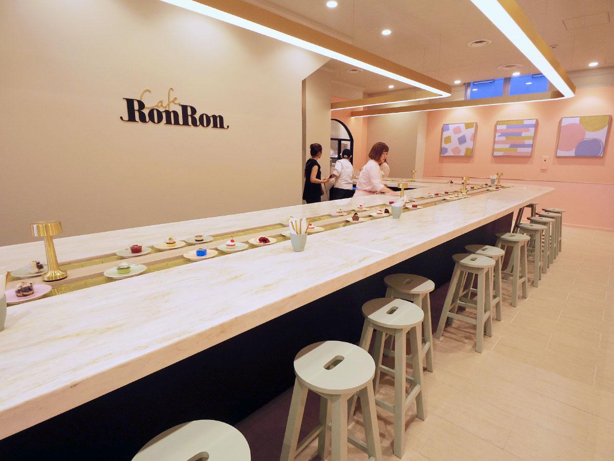 ピンクを中心にパステルカラーで仕上げた店内