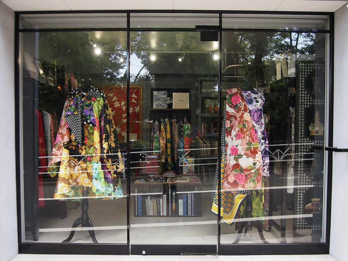 「シスター」店舗外観。ロンドン気鋭デザイナーのドレスが目を引く