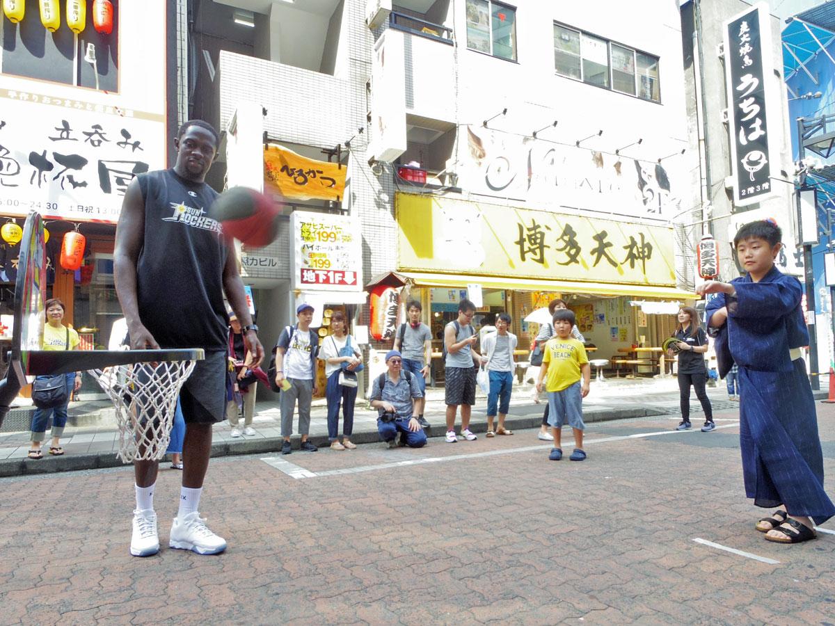 リバウンドなどサポート役を務めたサンバ選手（左）
