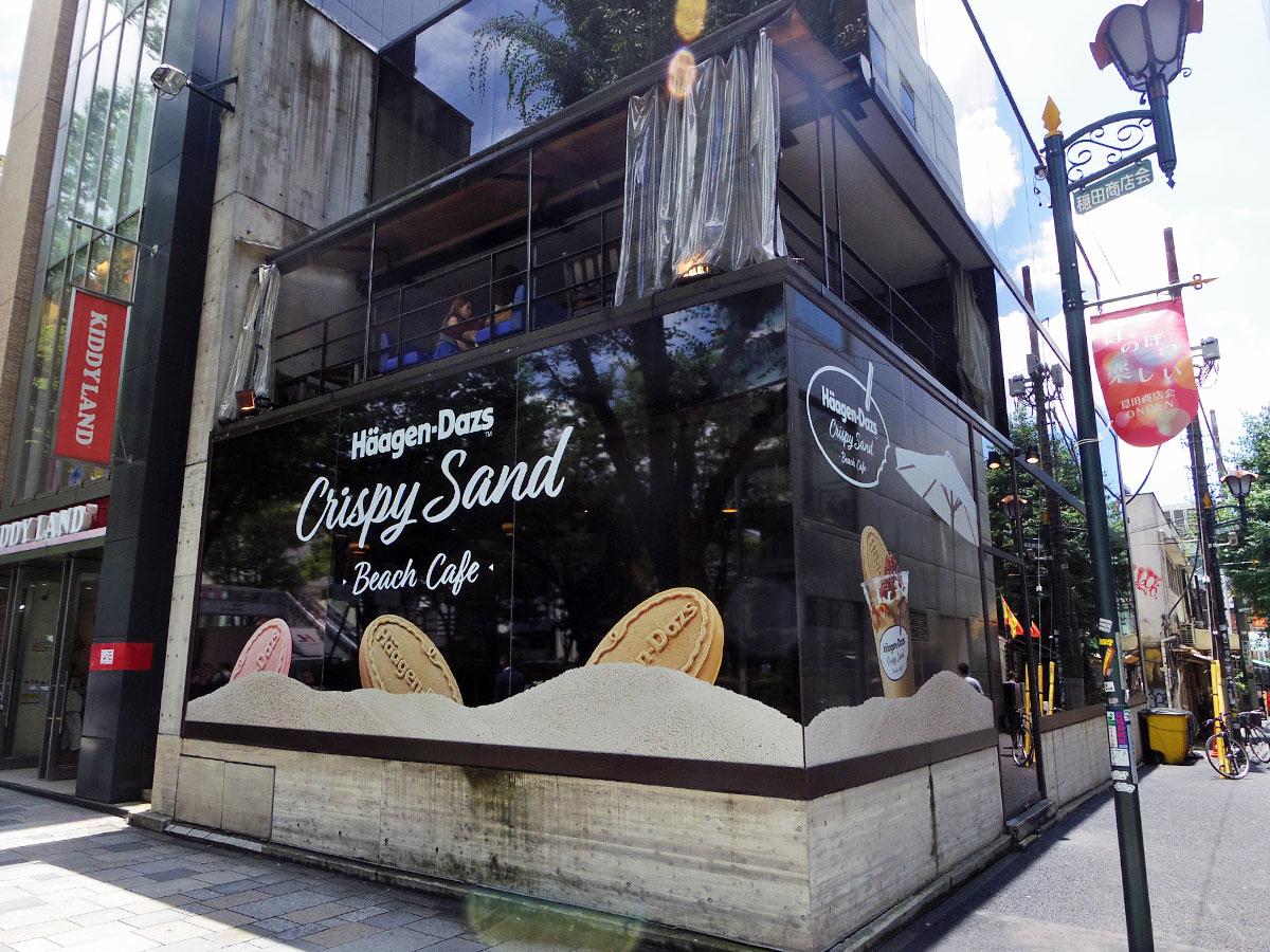 クリスピーサンドのビジュアルなどを掲出するカフェ外観