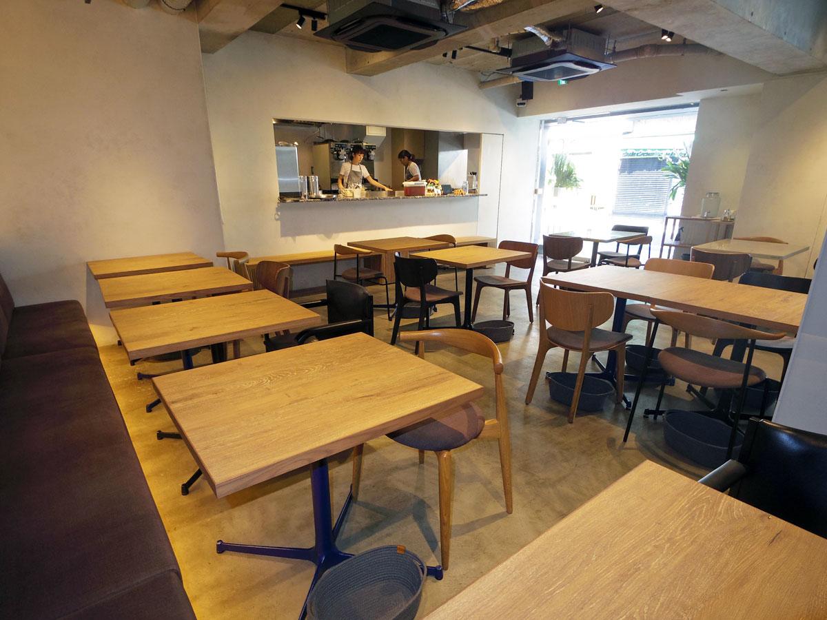 白を基調にした空間に木目の家具を配置する店内