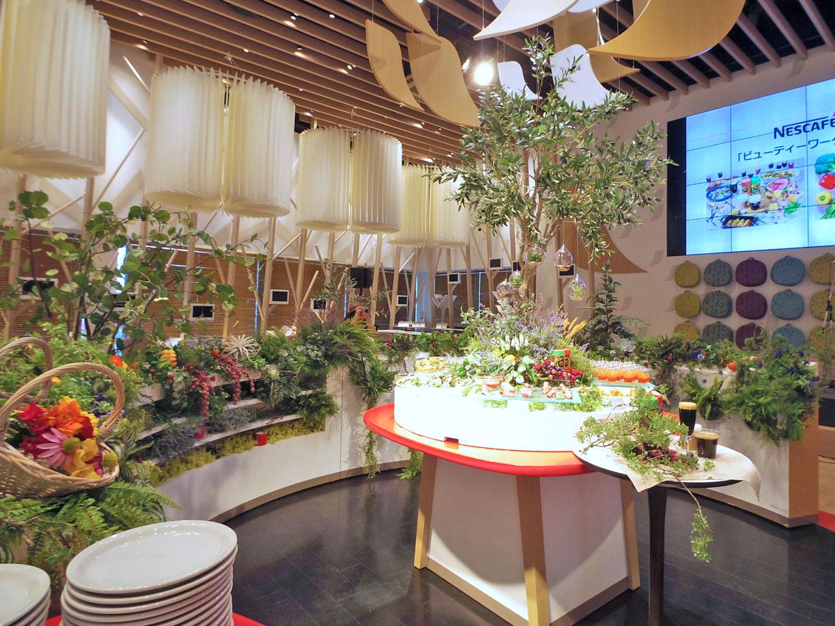 ポリフェノールが含まれるブドウやオリーブの木、コーヒーの木などを装飾する店内のビュッフェコーナー