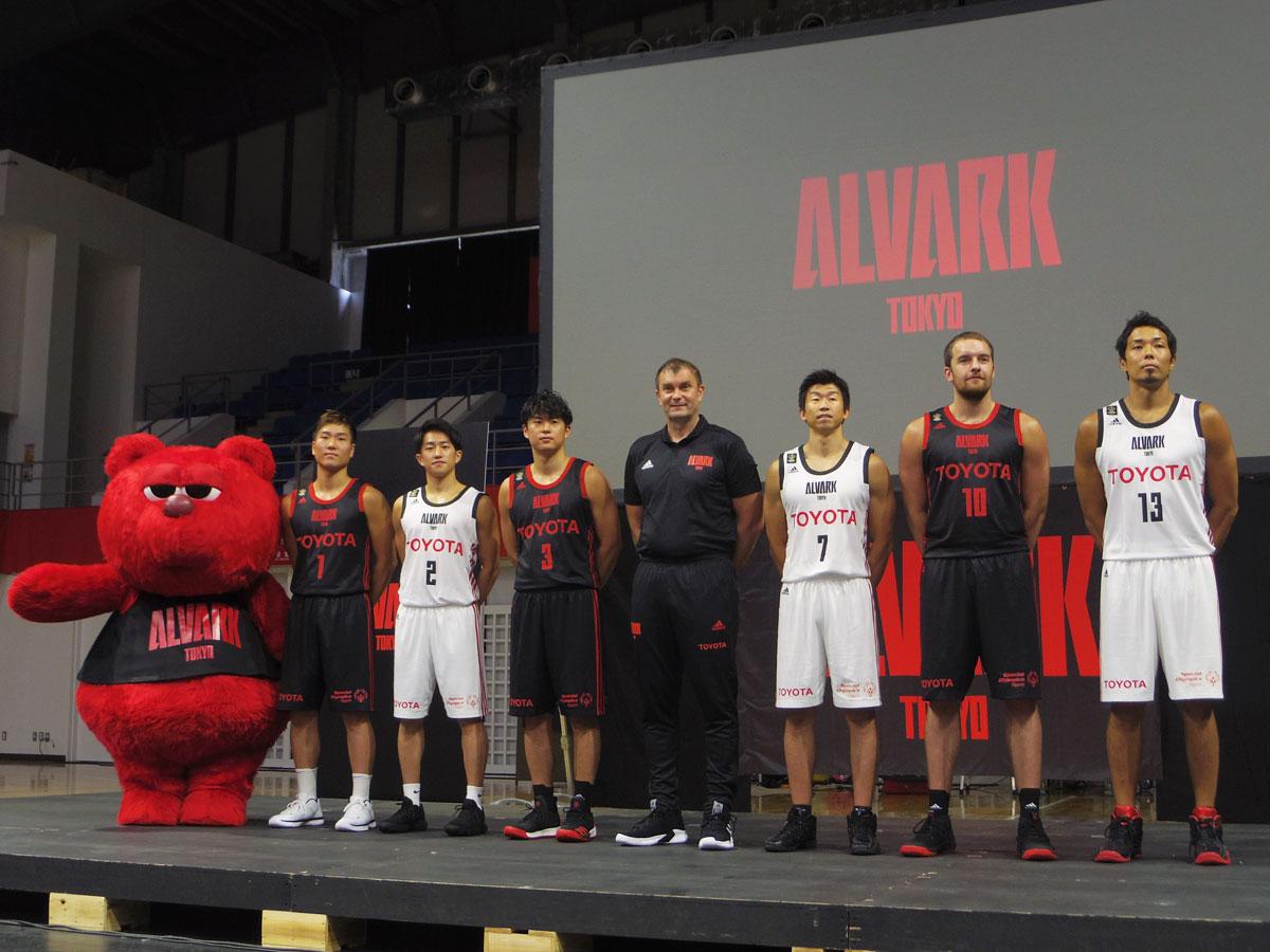 来季の新ユニホーム姿を披露した選手たち