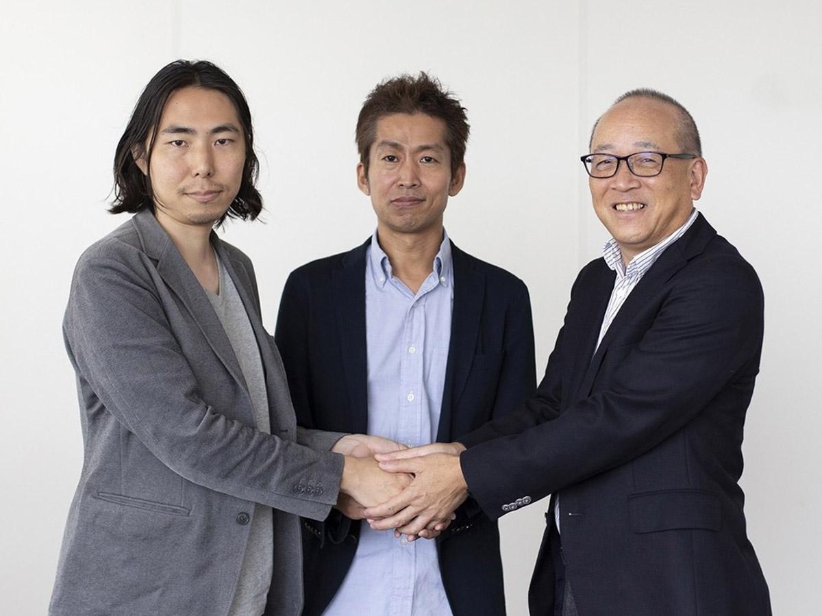 写真左から、ピースオブケイク深津貴之CXO、同社加藤貞顕CEO、日本経済新聞社渡辺洋之専務