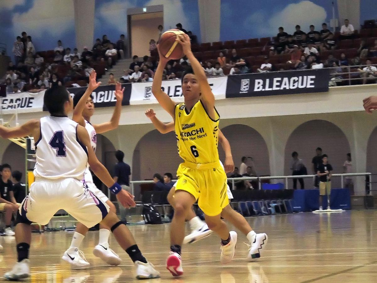得点面でチームを引っ張った高橋昌也選手（写真中央）