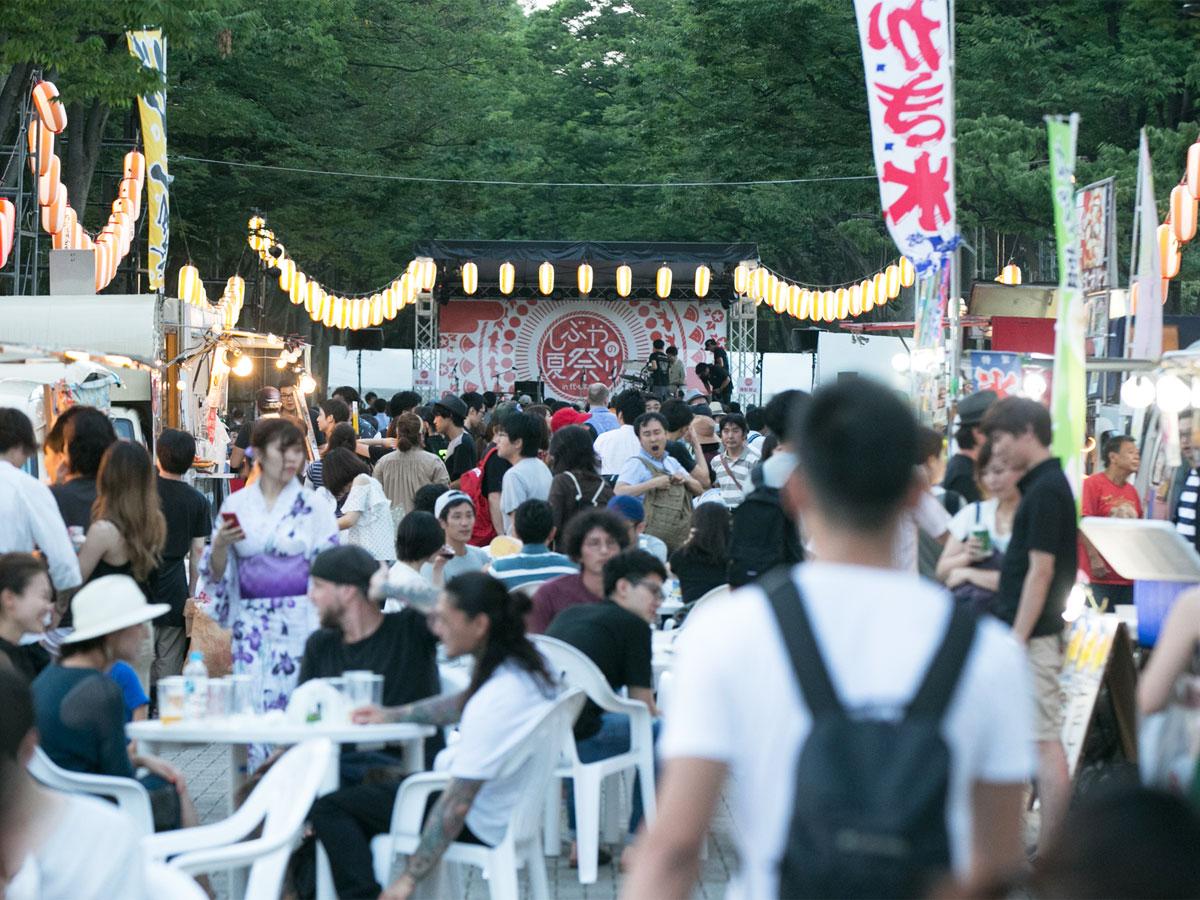 けやき並木に縁日などが並ぶ（写真は昨年開催時の様子）