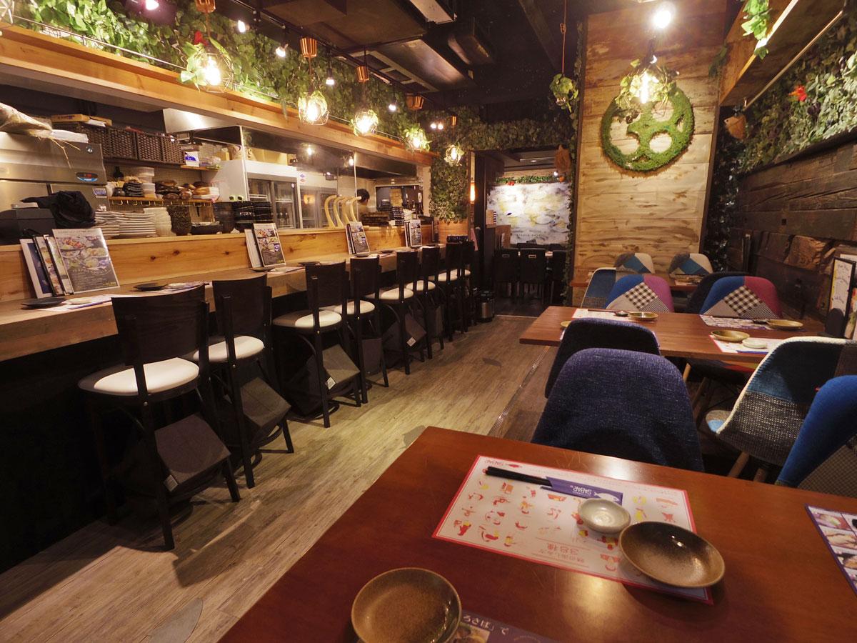 「サバ島」の森の中をイメージする店内