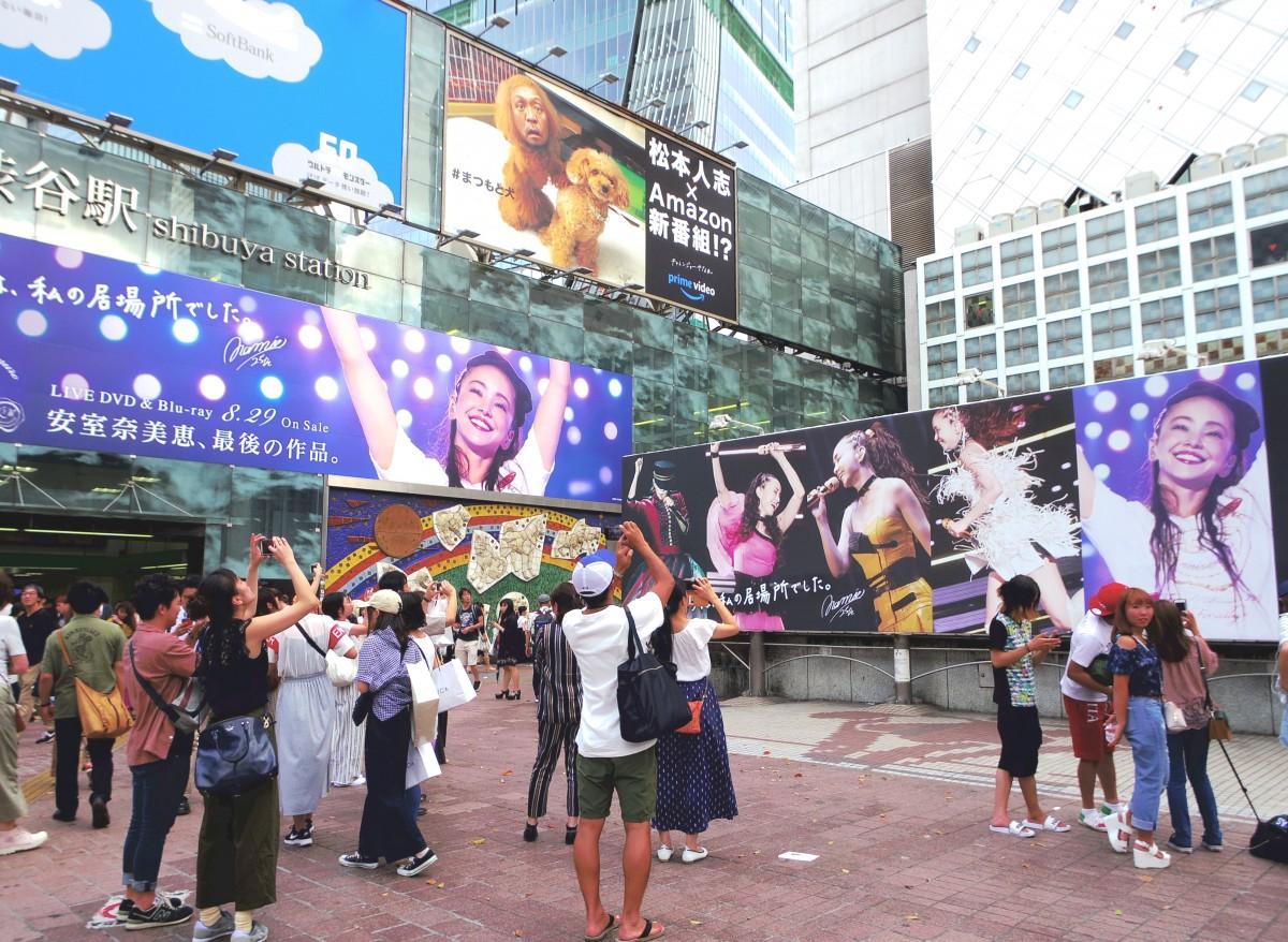 渋谷ハチ公前広場に掲出されている安室奈美恵さんの広告。撮影する人も後を絶たない