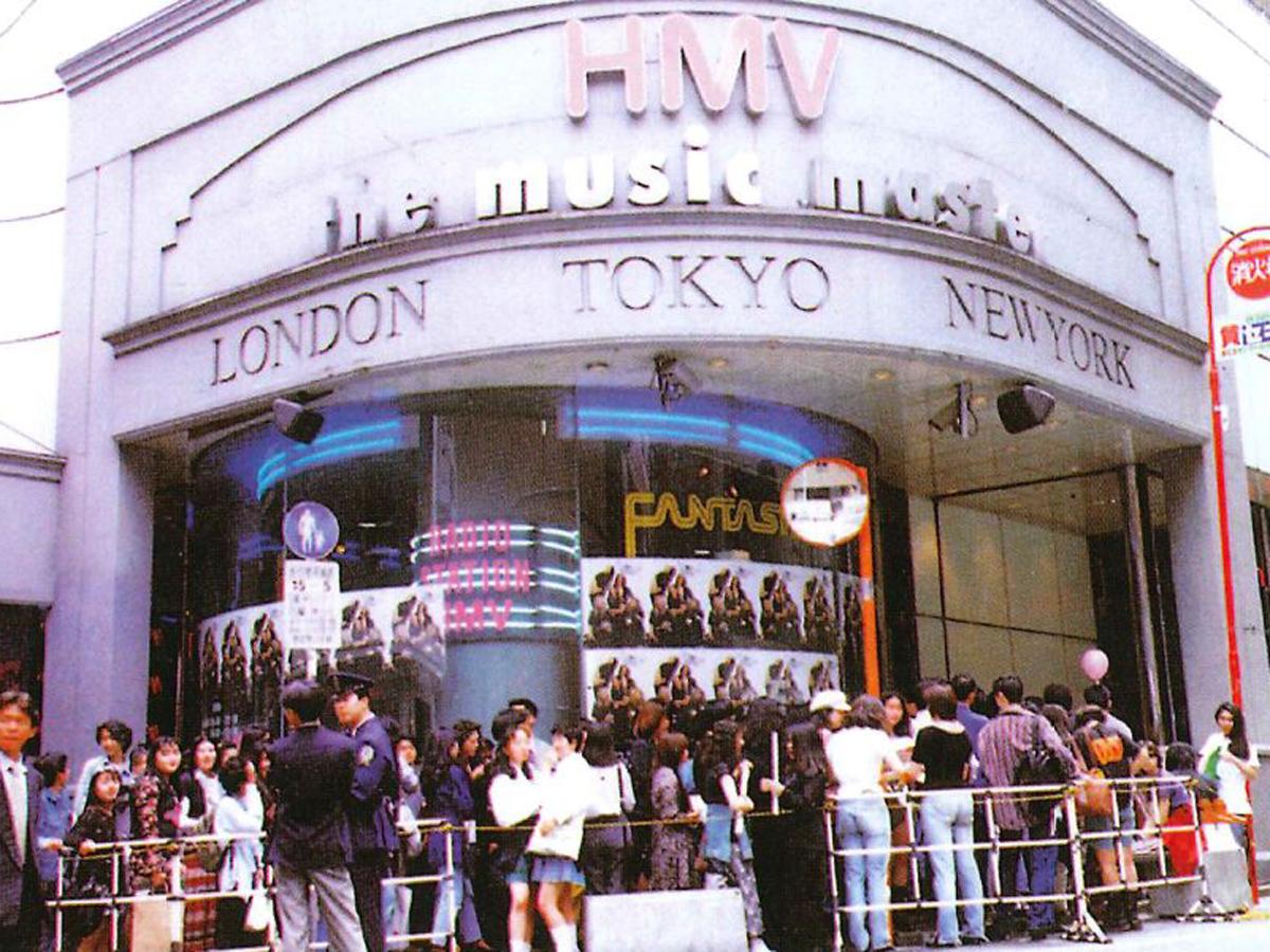 渋谷系音楽の「発祥の地」ともされる旧「HMV渋谷店」外観（写真は1990年11月のオープン日の様子＝ローソンエンタテインメント提供）