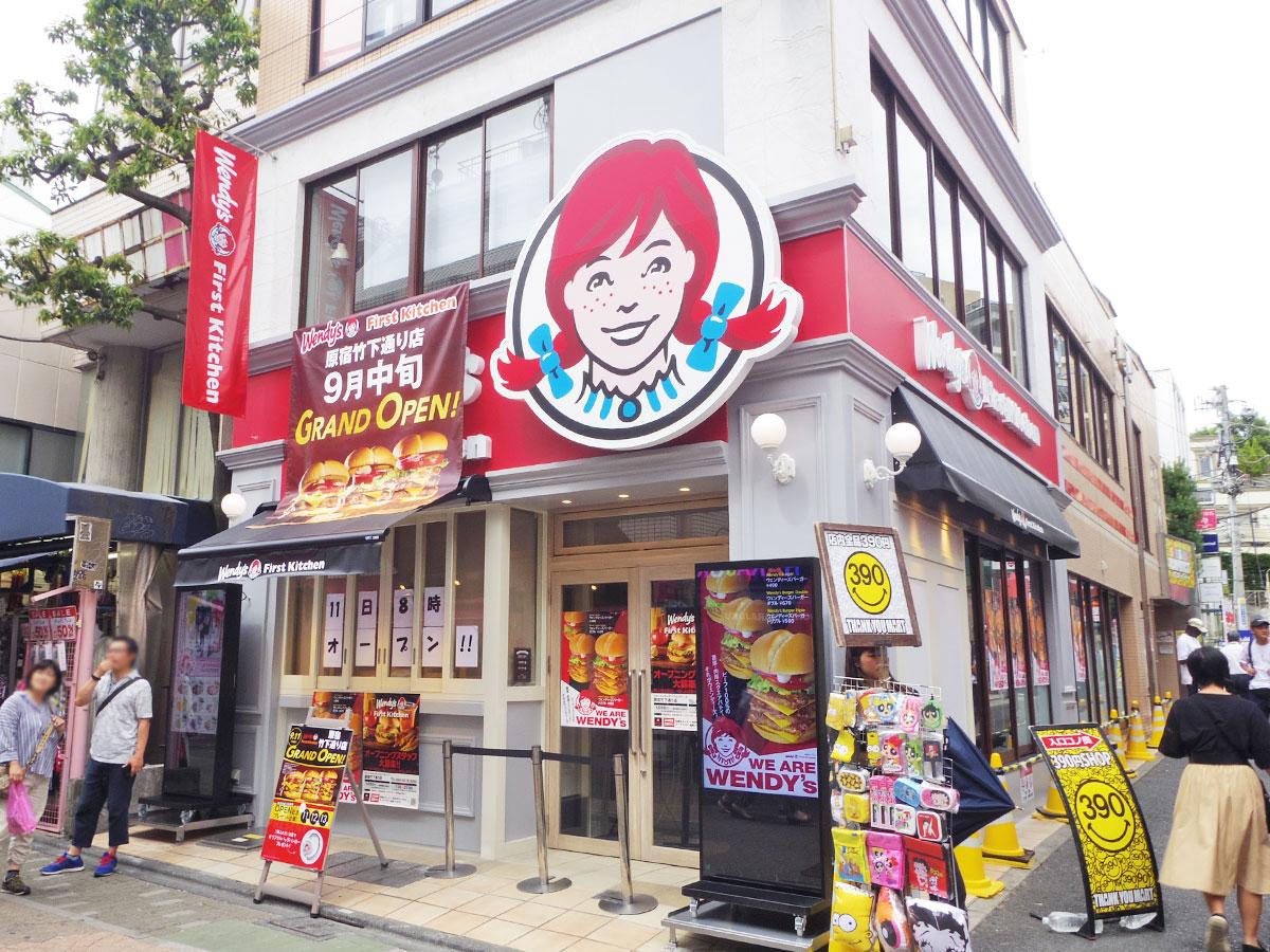 直径2メートルを超す「ウェンディーちゃん」看板が目を引く店舗外観