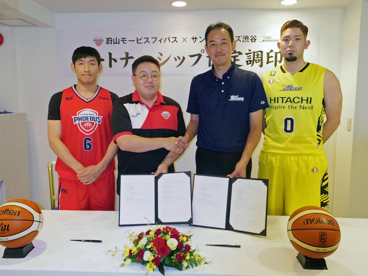 （左から）モービスのヤン・ドンクン選手、イ・ドヒョン事務局長、SR渋谷の岡博章社長、満原優樹選手