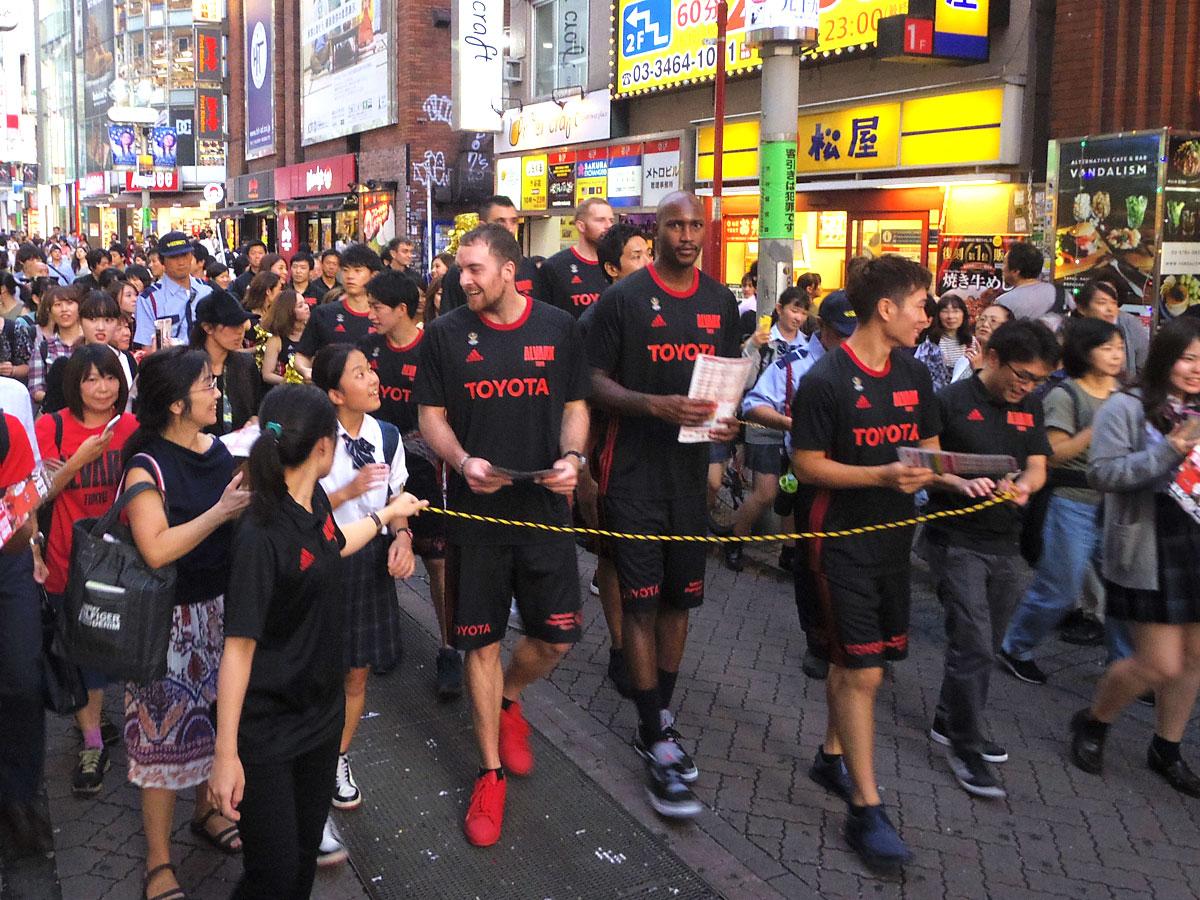 シーズン開幕に向けバスケ通りをパレードしたアルバルク東京の選手たち