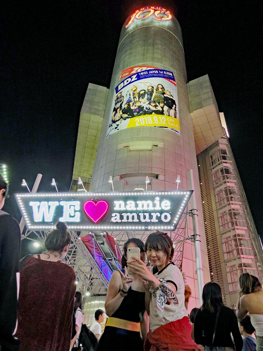 SHIBUYA109前では、安室さんを応援する友人同士で記念写真を撮る姿も多く見られた