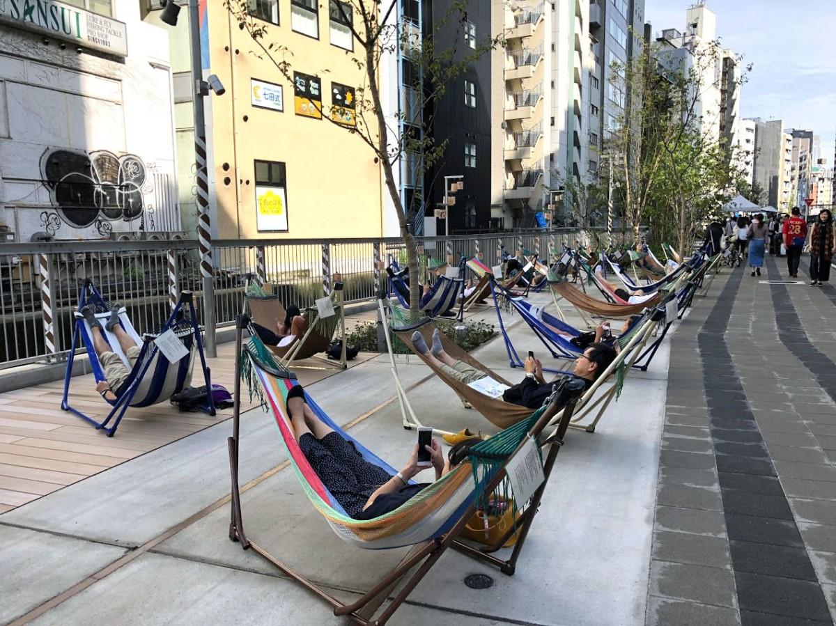 渋谷川沿いに出現したハンモックでのんびり寝そべる人たち