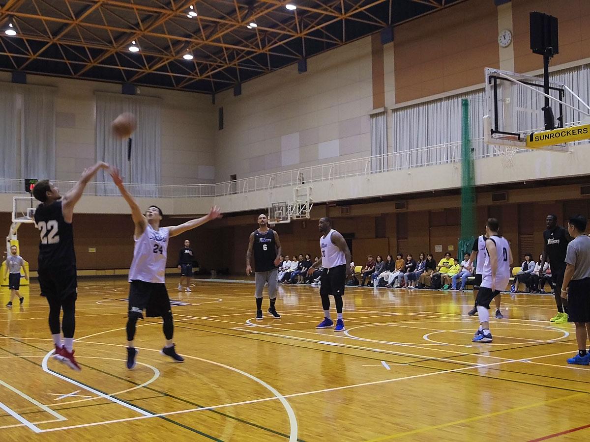 ファン約30人の前で2時間汗を流した