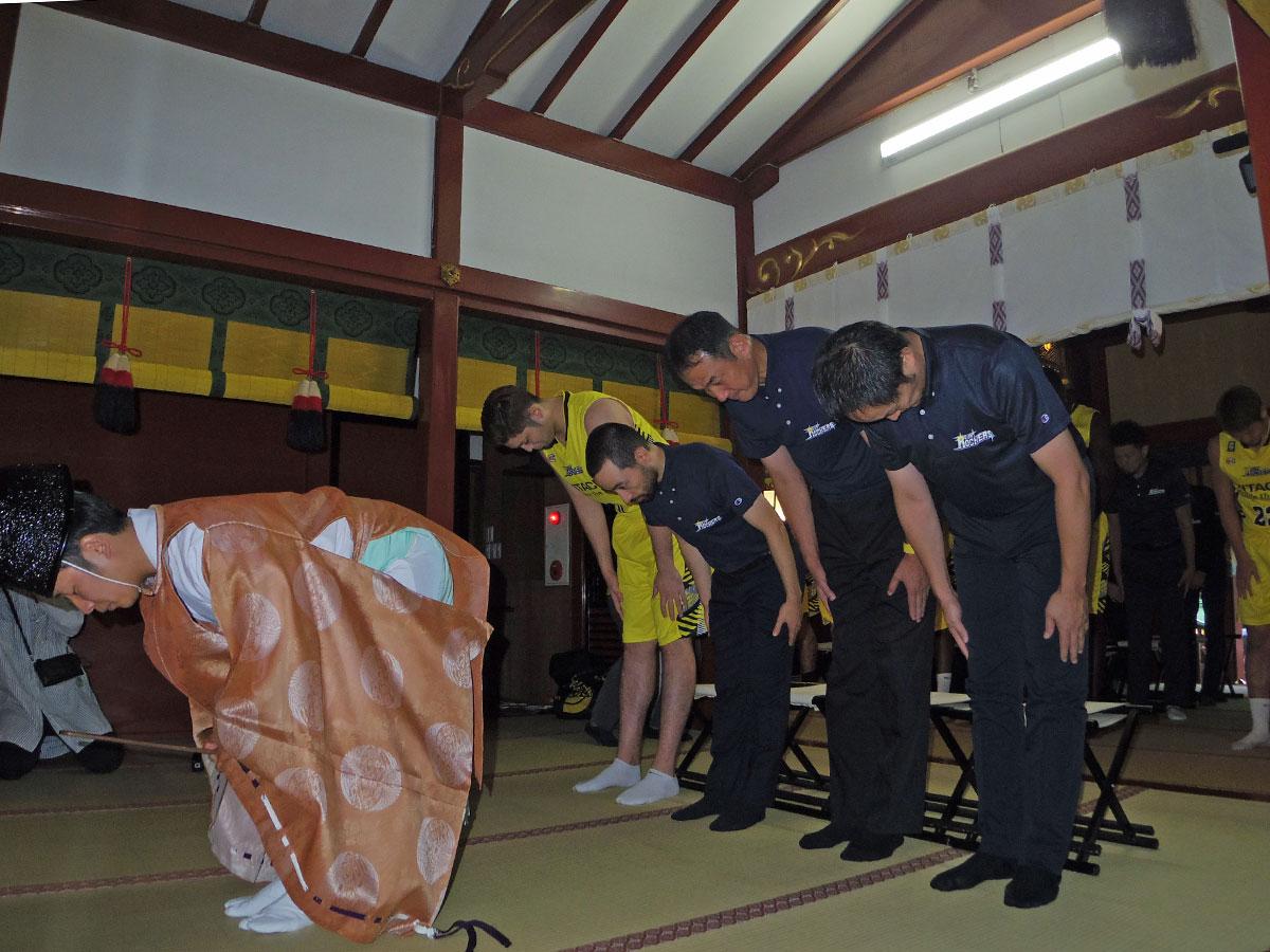 渋谷の氏神である金王八幡宮で必勝祈願したSR渋谷の選手やコーチ陣ら