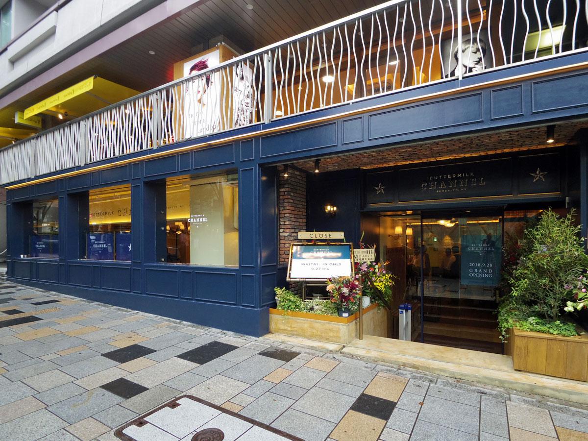 表参道沿いに位置する店舗外観