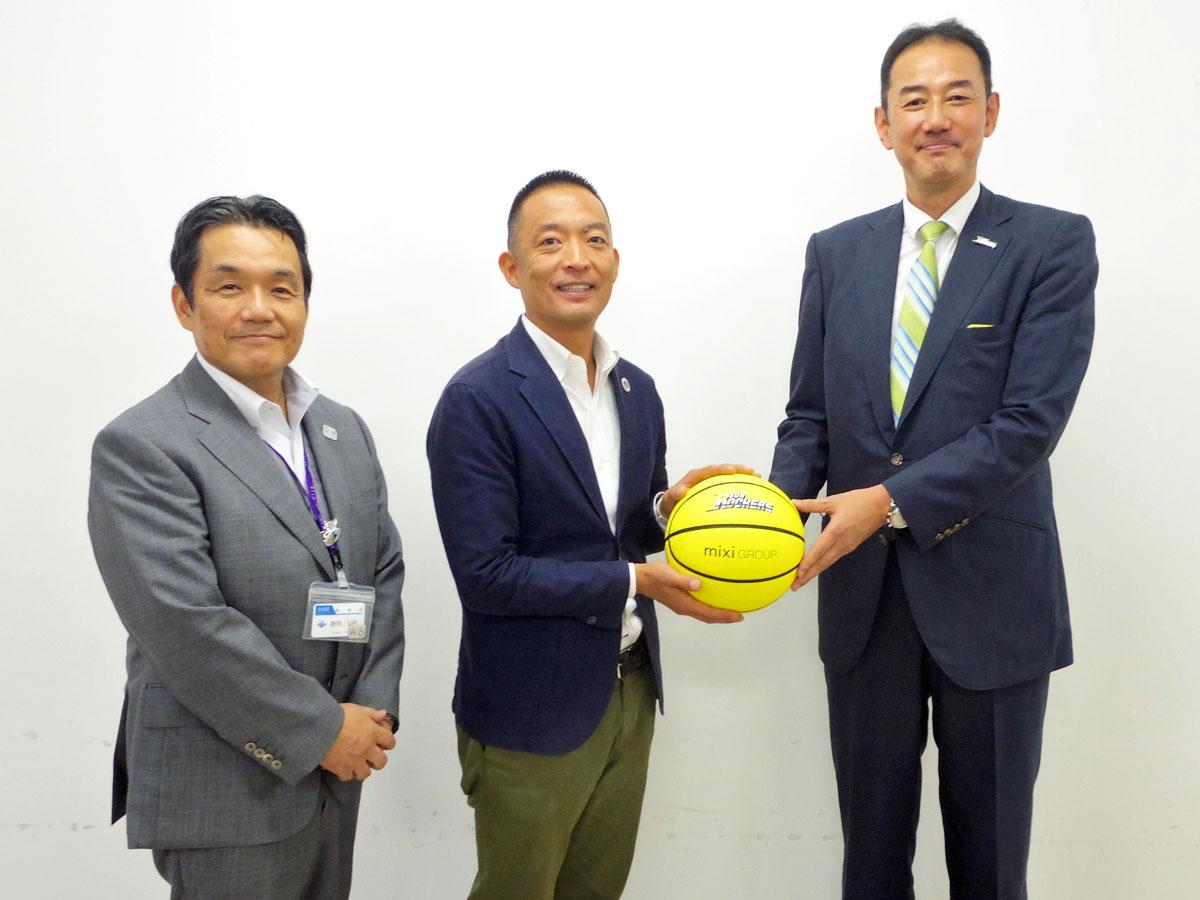 （右から）バスケットボールを寄贈した日立サンロッカーズの岡章博社長と長谷川健渋谷区長ら