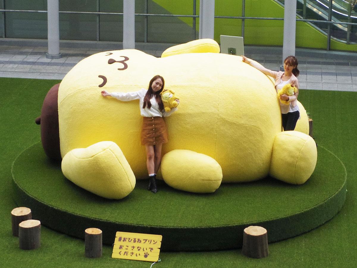 全長4メートルを超す巨大「おひるねプリン」ぬいぐるみ