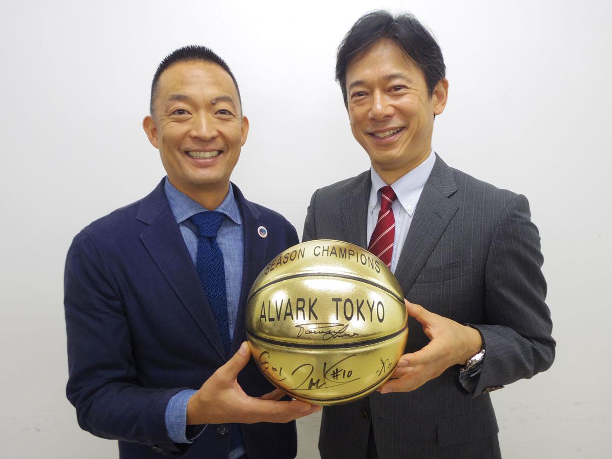 （左から）長谷部健渋谷区長と林邦彦トヨタアルバルク東京社長