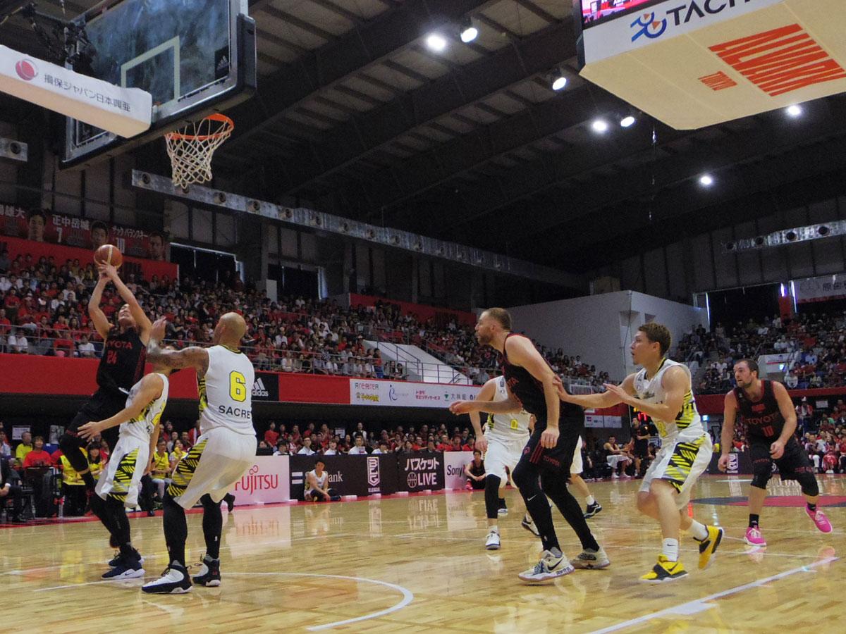 開幕戦を迎えたアルバルク東京（黒のユニホーム）とサンロッカーズ渋谷
