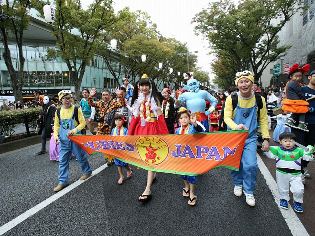 当日は仮装した子どもたちが表参道をパレードする（写真は過去開催日の様子）