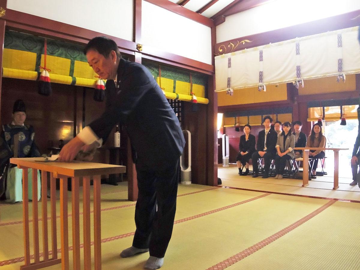 玉串を奉納した大西賢治実行委員長（写真手前）