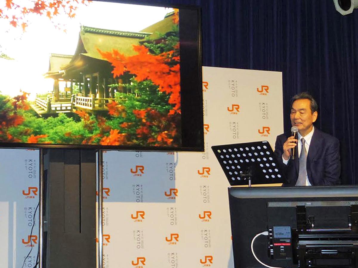 会場で「最初で最後」の生ナレーションを披露する長塚京三さん