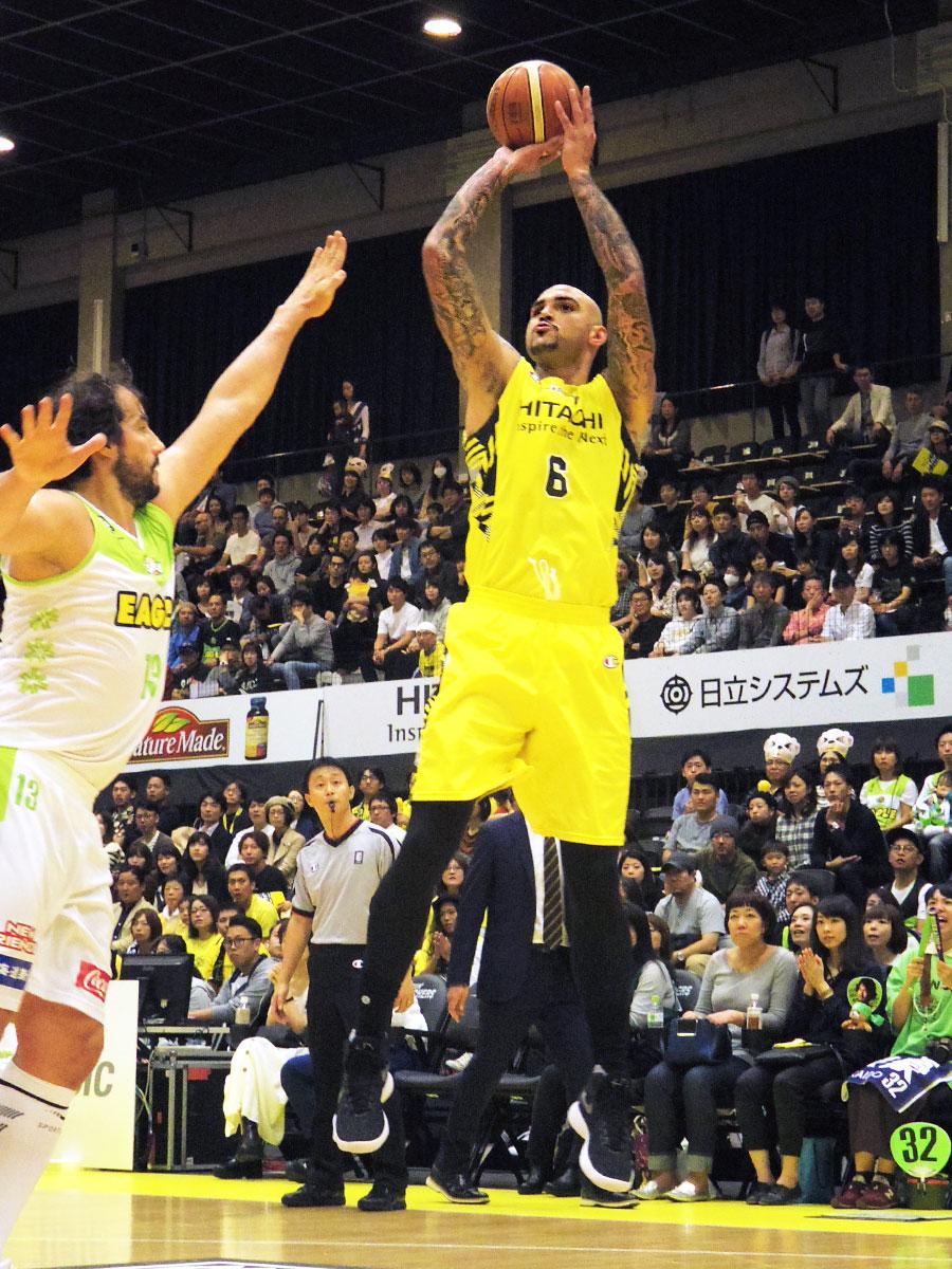 21得点を挙げ得点をけん引したロバート・サクレ選手（中央）