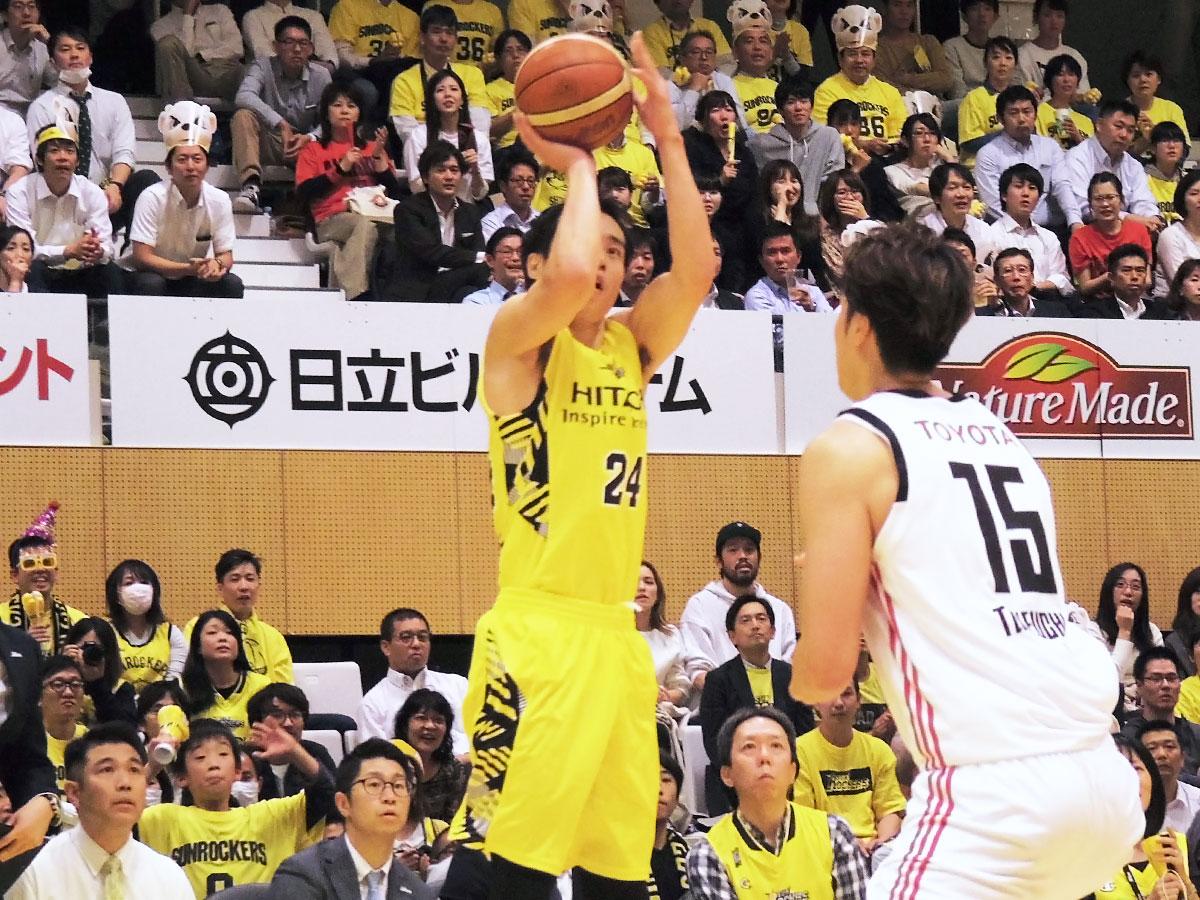 3ポイント2本を連続で決める持ち前の得点力やアグレッシブさを見せた広瀬健太選手（中央奥）