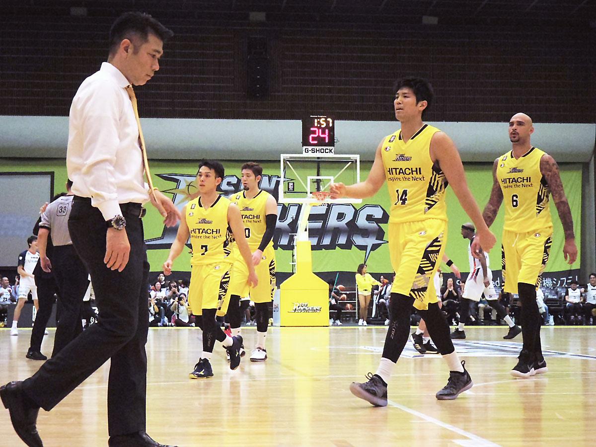 伊佐勉（写真左）ヘッドコーチ体制で初陣を迎えたサンロッカーズ渋谷