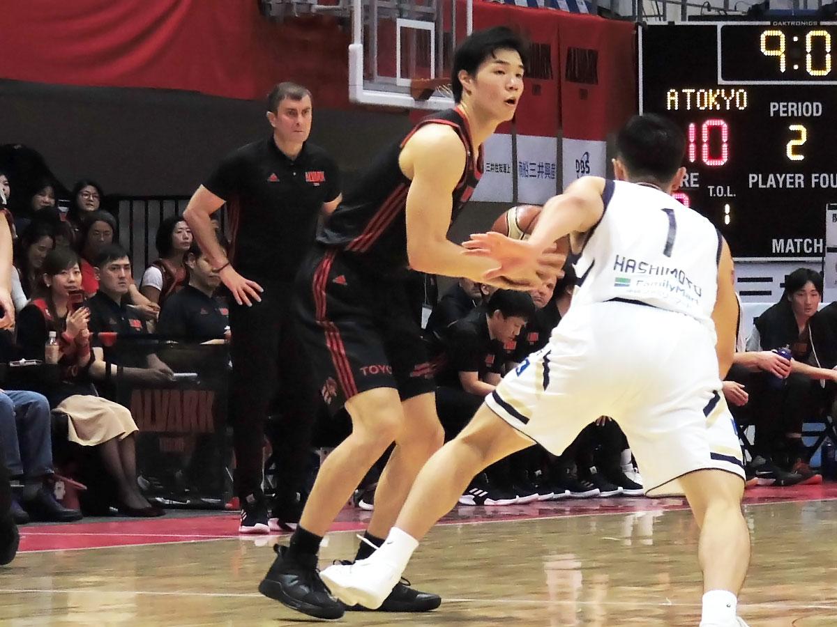 苦しい展開に「やるしかない」と強い気持ちでコートに立った馬場雄大選手（中央）