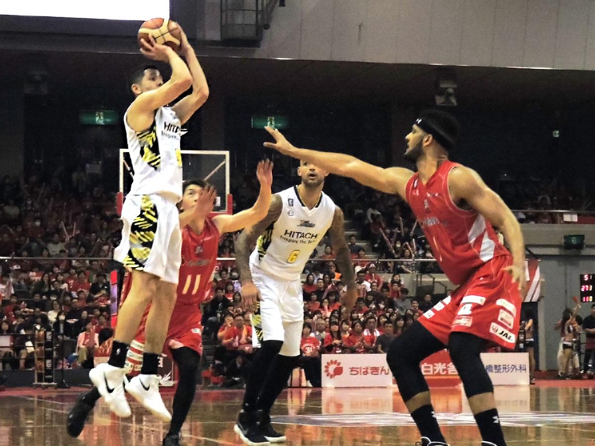 16得点アシスト4本をマークしたベンドラメ礼生選手（左）