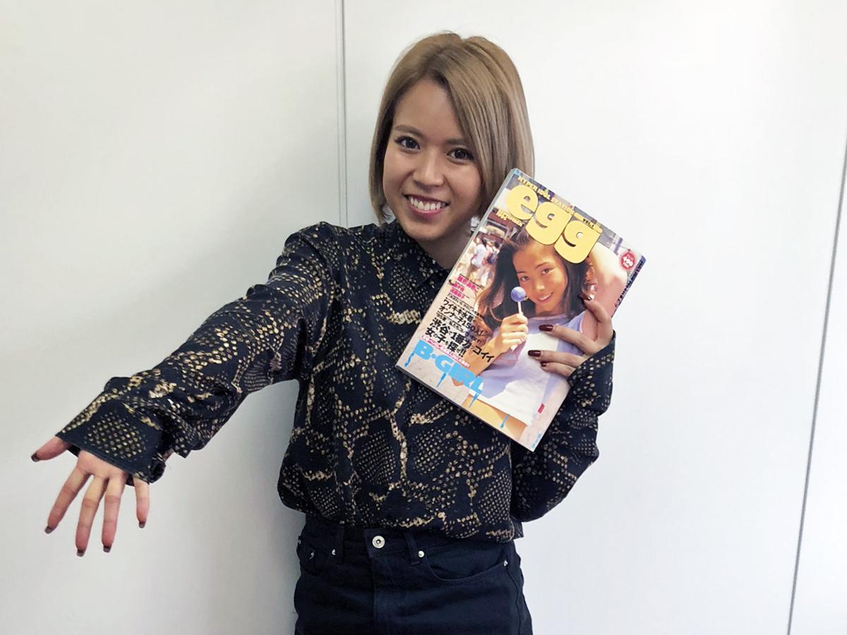 「egg」編集長・赤荻瞳さん（22）。手にしているのは雑誌「egg」創刊号