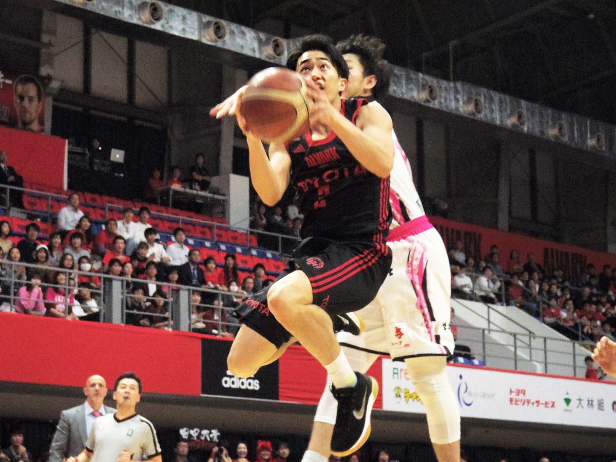 17得点アシスト7本をマークした齋藤拓実選手（中央手前）