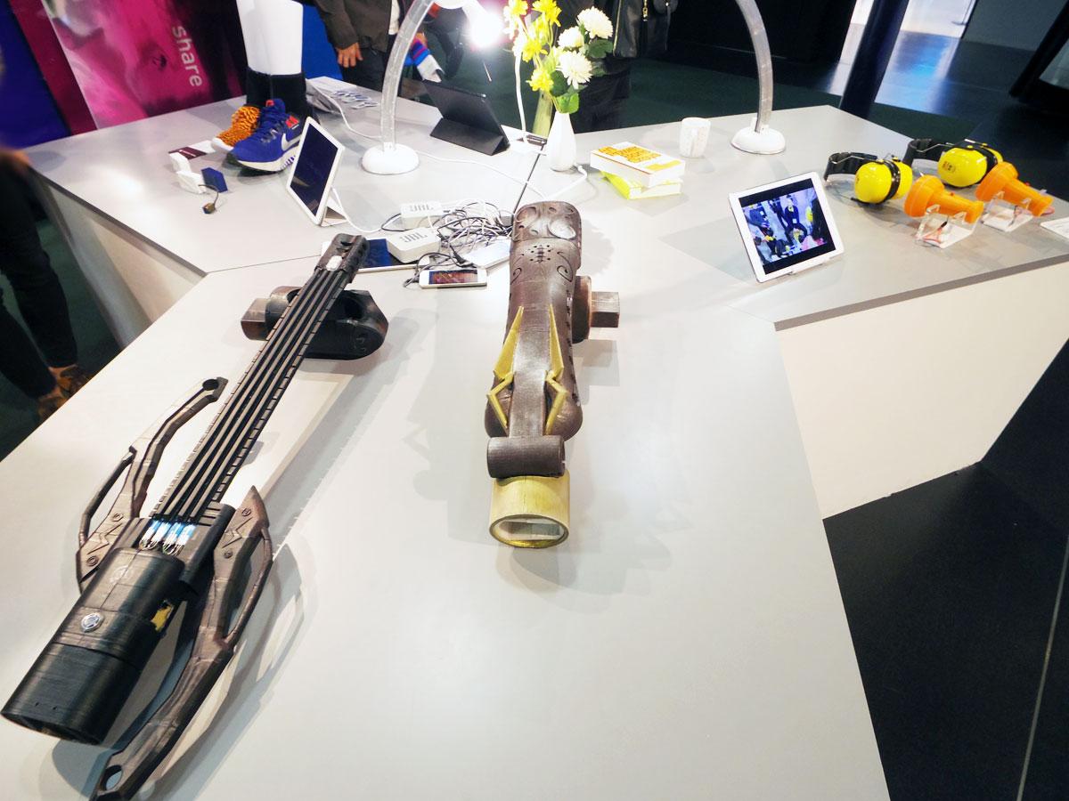 義手と楽器を融合した「Musiarm」（手前）などが並ぶ会場