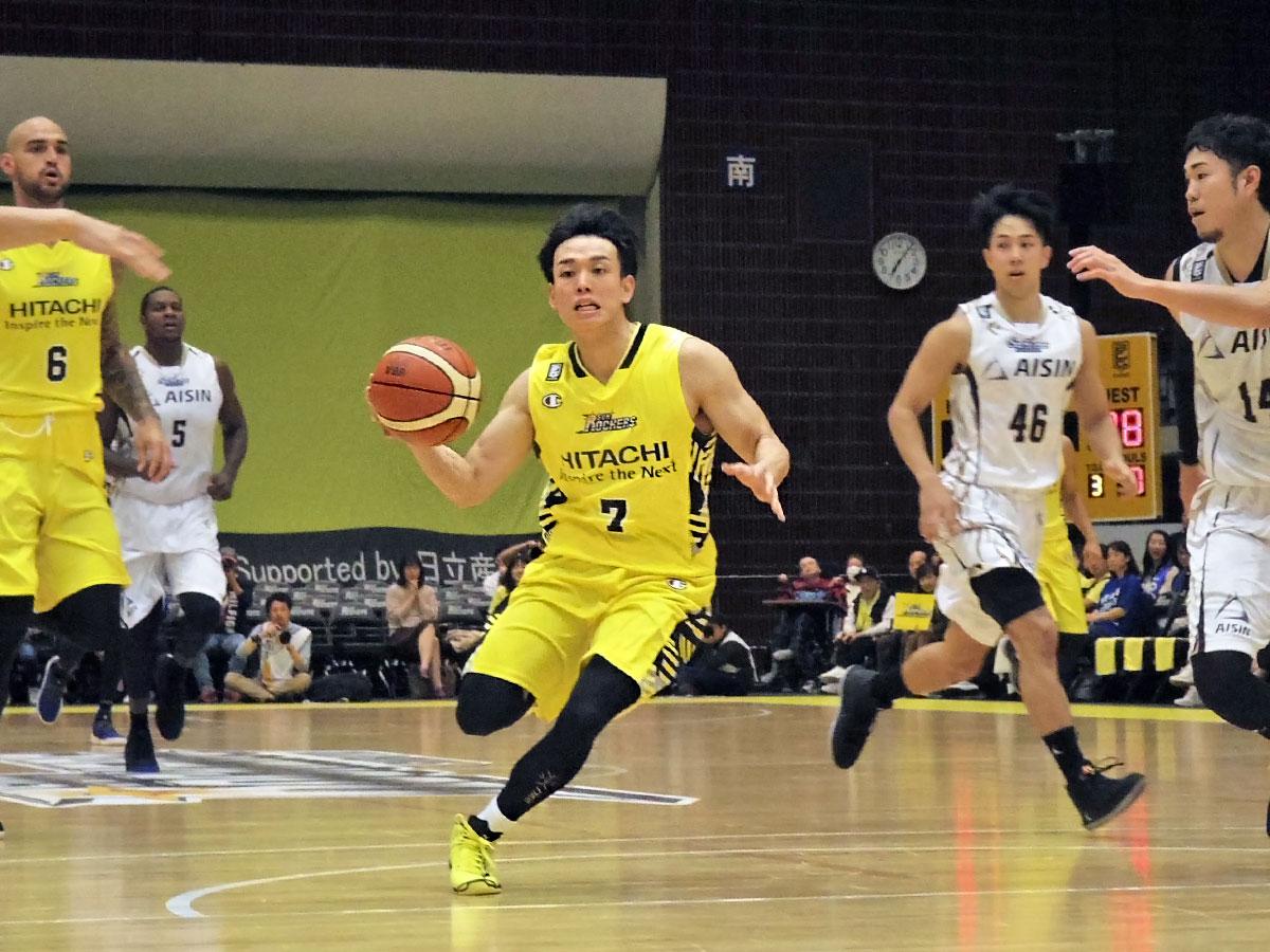 速攻を仕掛けリズムを作った伊藤駿選手（中央）