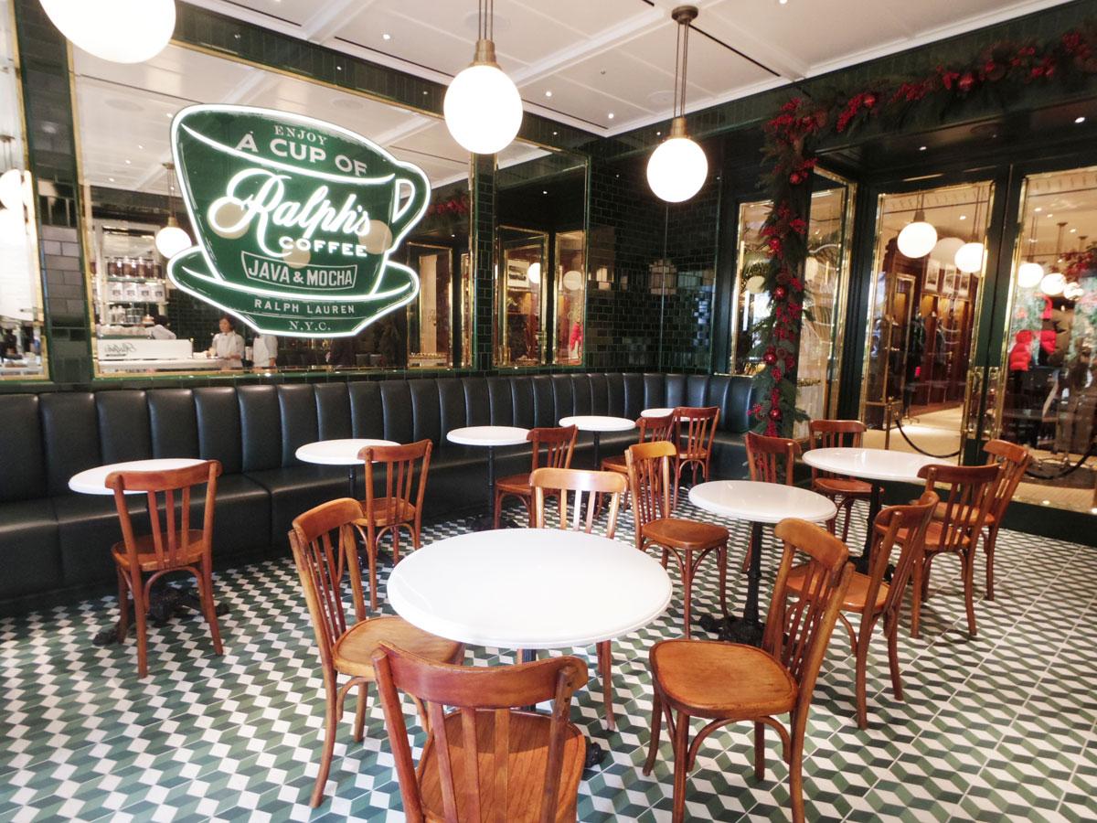 随所に緑を取り入れる店内