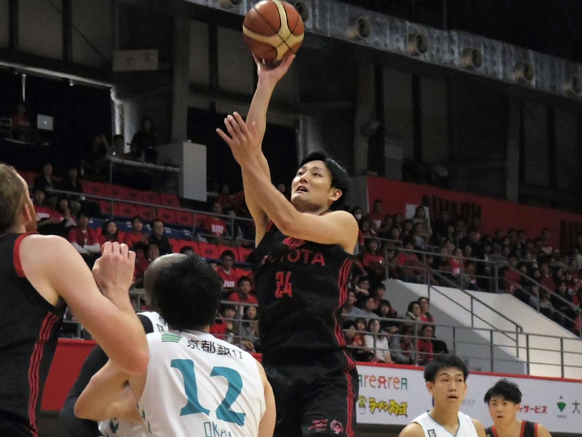 外角のシュートに苦しみながらも積極性を失わずアタックし続けた田中大貴選手（中央）