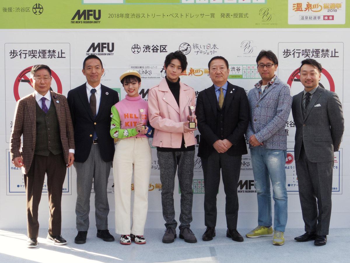 ハチ公前広場で行われた授賞式の様子。高橋文哉さん（中央）や矢部ユウナさん（左から3番目）に加え長谷部健渋谷区長（同2番目）らも出席した
