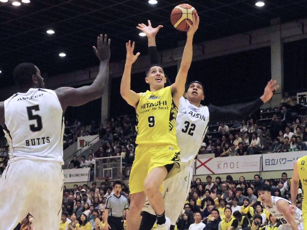 チームに勢いをもたらす積極果敢なプレーが持ち味のベンドラメ礼生選手（中央手前）