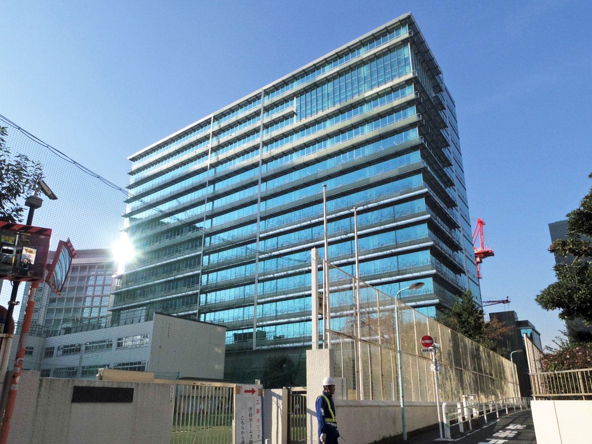 完工した新庁舎（南側からのぞむ）