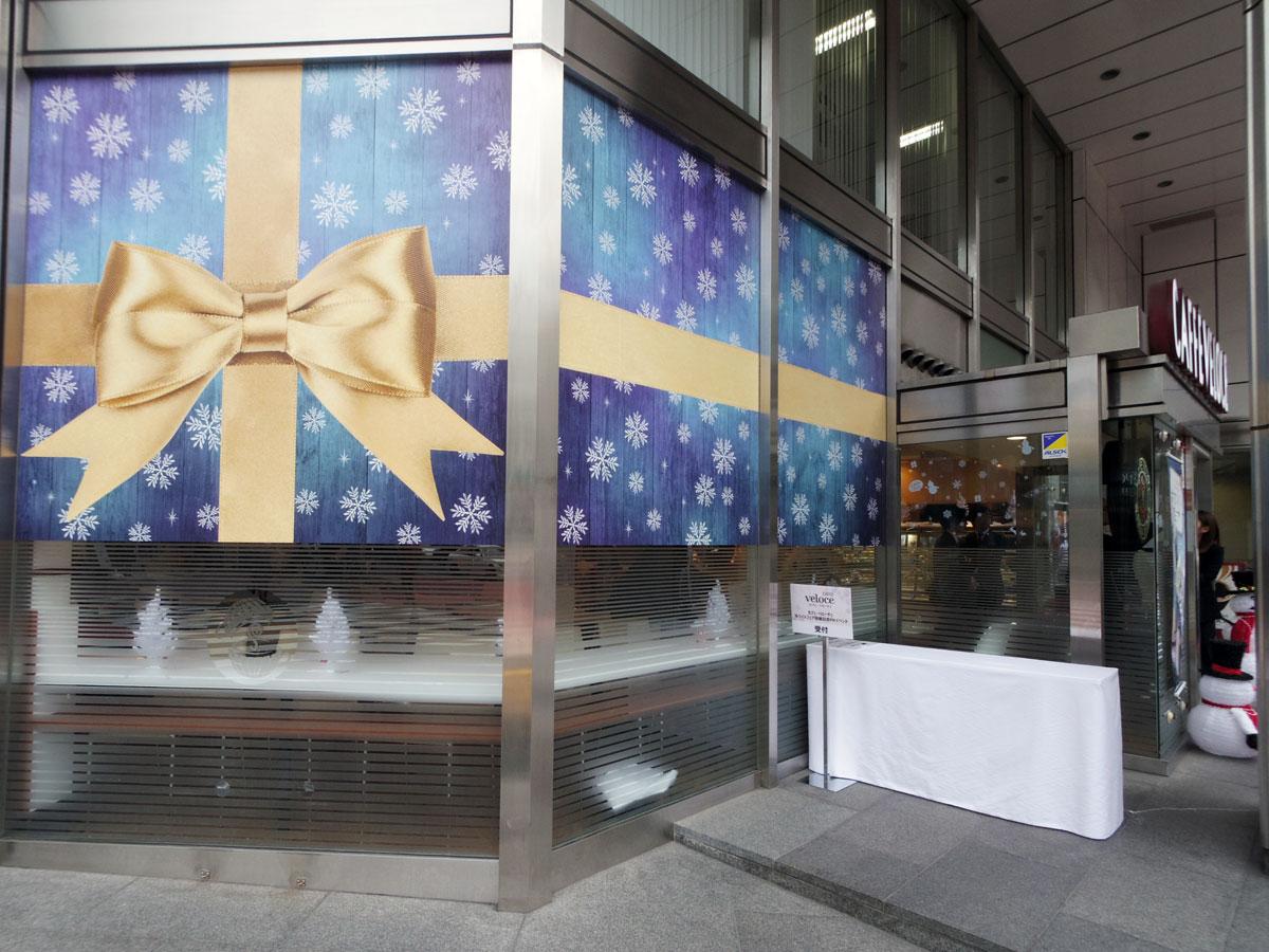 プレゼントボックスのような店舗外観