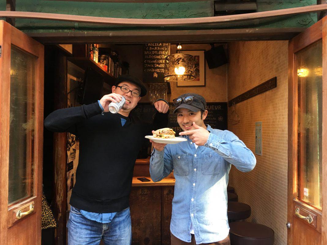 渋谷のんべい横丁「クルヴァ」（写真左＝オーナーの立石さん）を間借りしキューバサンド店を開いた山崎道也さん（右）