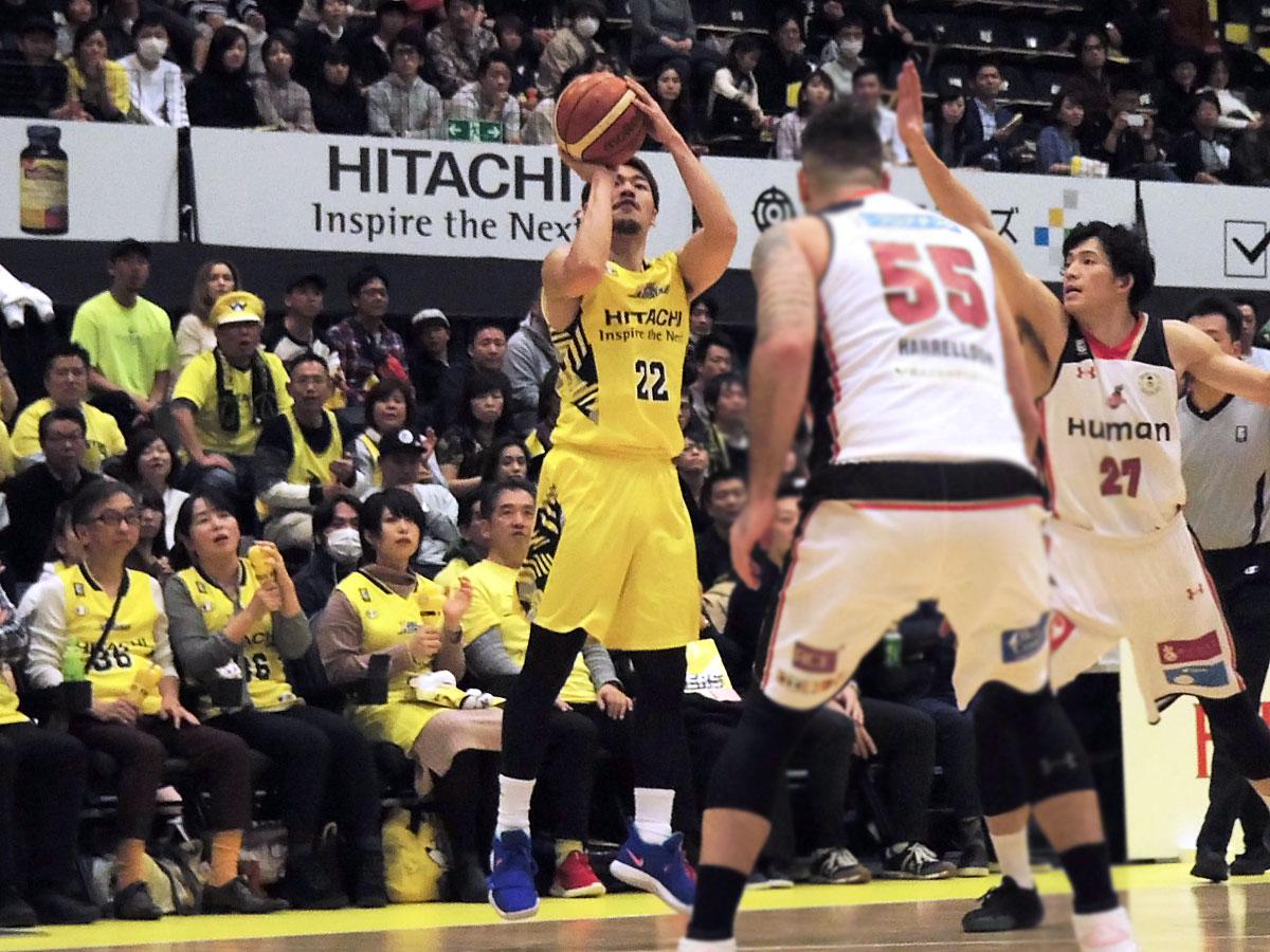 得意の3P3本を決めた長谷川智也選手（中央奥）